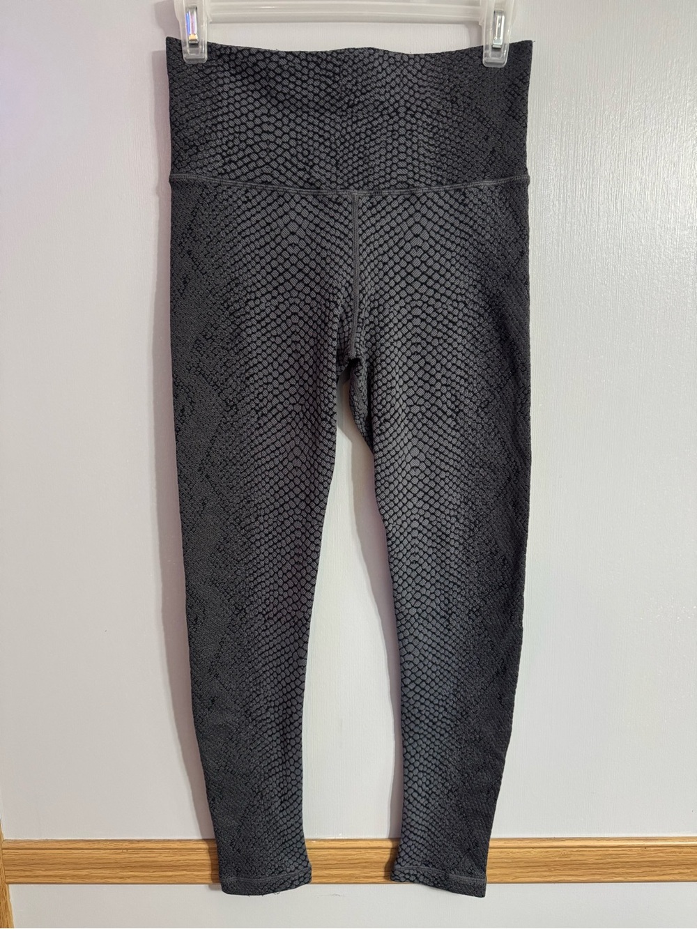 Avocado Textured Snake-Print High-Waist Leggings in Gray Size XS